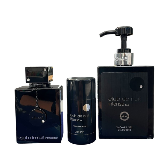 Desodorante Armaf Club de Nuit Man en tríptico, con envases de diferentes tamaños y diseños en tonos oscuros.